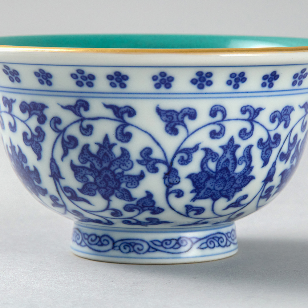 Lot1067 Qing Qianlong blue and white gold-painted floral pattern hand-pressed cup (20th Century)