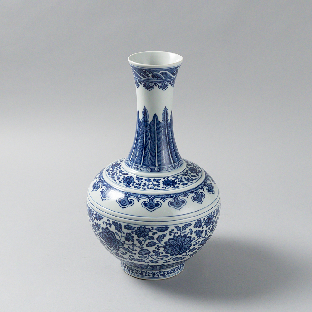 Lot1069 A Chinese blue and white vase with entwined peonies (20th Century)