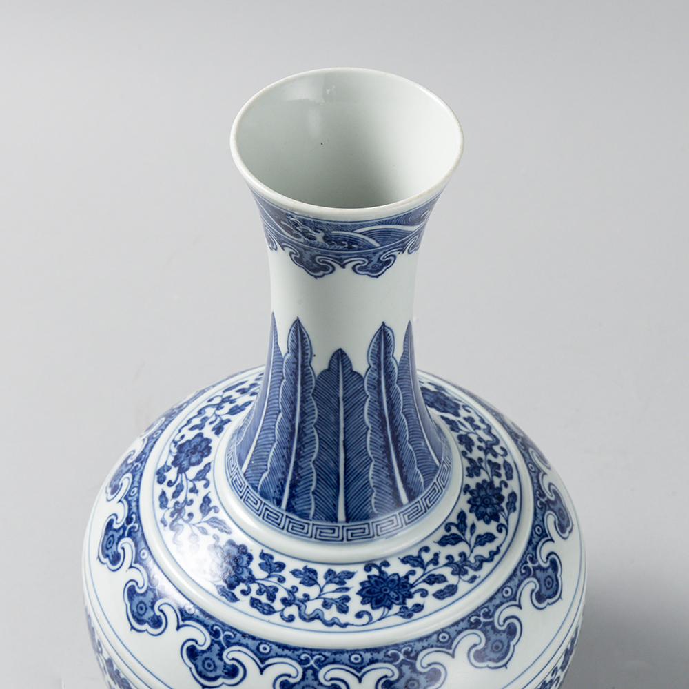 Lot1069 A Chinese blue and white vase with entwined peonies (20th Century)