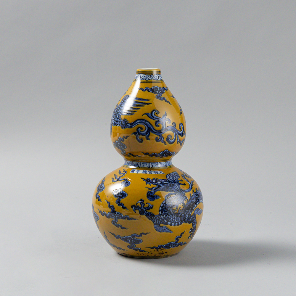 Lot1076 Blue and White Dragon and Phoenix Pattern Gourd-Shaped Vase Ming Dynasty, Xuande Six-character Mark & Period(명나라 선덕제 1399-1435)