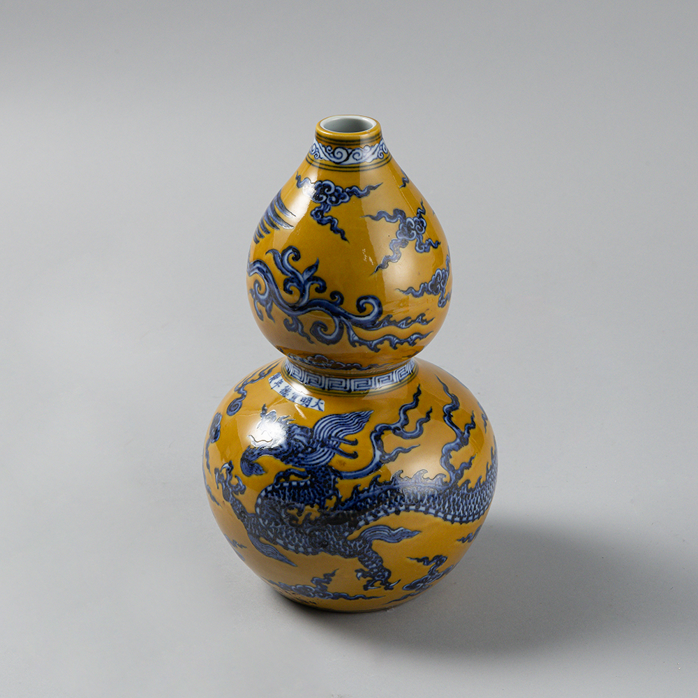 Lot1076 Blue and White Dragon and Phoenix Pattern Gourd-Shaped Vase Ming Dynasty, Xuande Six-character Mark & Period(명나라 선덕제 1399-1435)