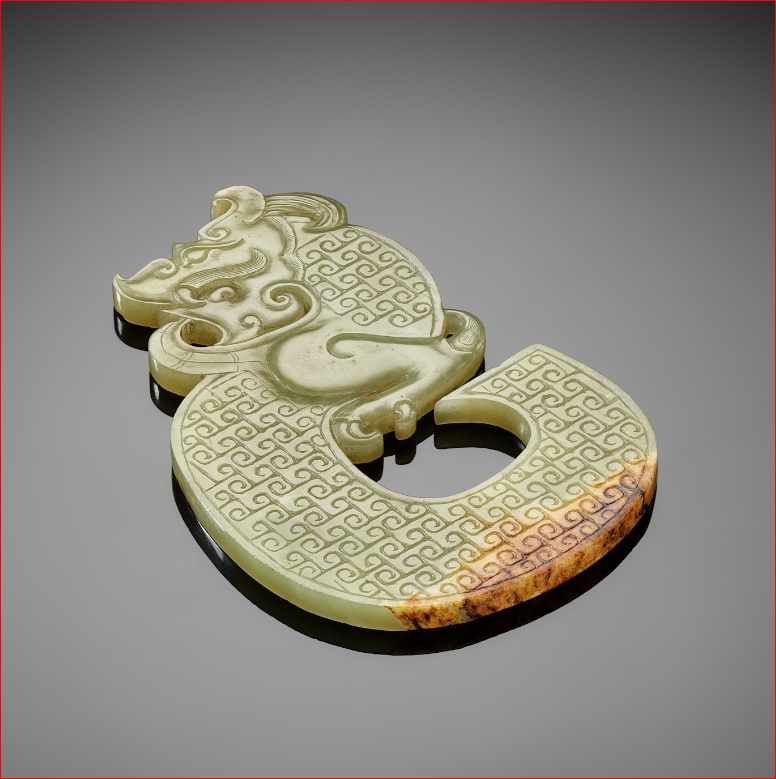 Lot2024 A GREEN AND RUSSET ‘DRAGON’ PENDANT, HAN DYNASTY (한나라 206 BC-220 AD)