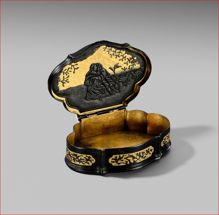 Lot3015 A ‘EUROPEAN SUBJECT’ SNUFF BOX, IMPERIAL TRIBUTE, CANTON, 18TH CENTURY