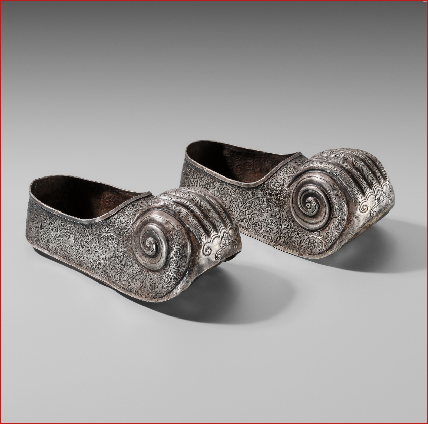 Lot3016 A RARE PAIR OF SILVER REPOUSSÉ WOMEN’S SHOES, TANG TO LIAO DYNASTY(당나라-요나라 617-1125)