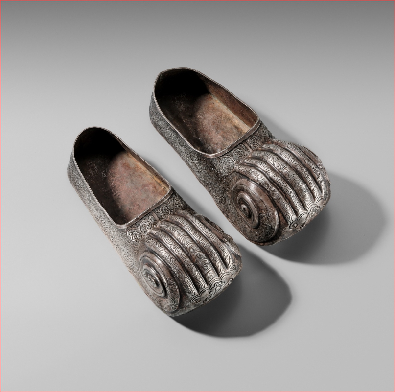 Lot3016 A RARE PAIR OF SILVER REPOUSSÉ WOMEN’S SHOES, TANG TO LIAO DYNASTY(당나라-요나라 617-1125)