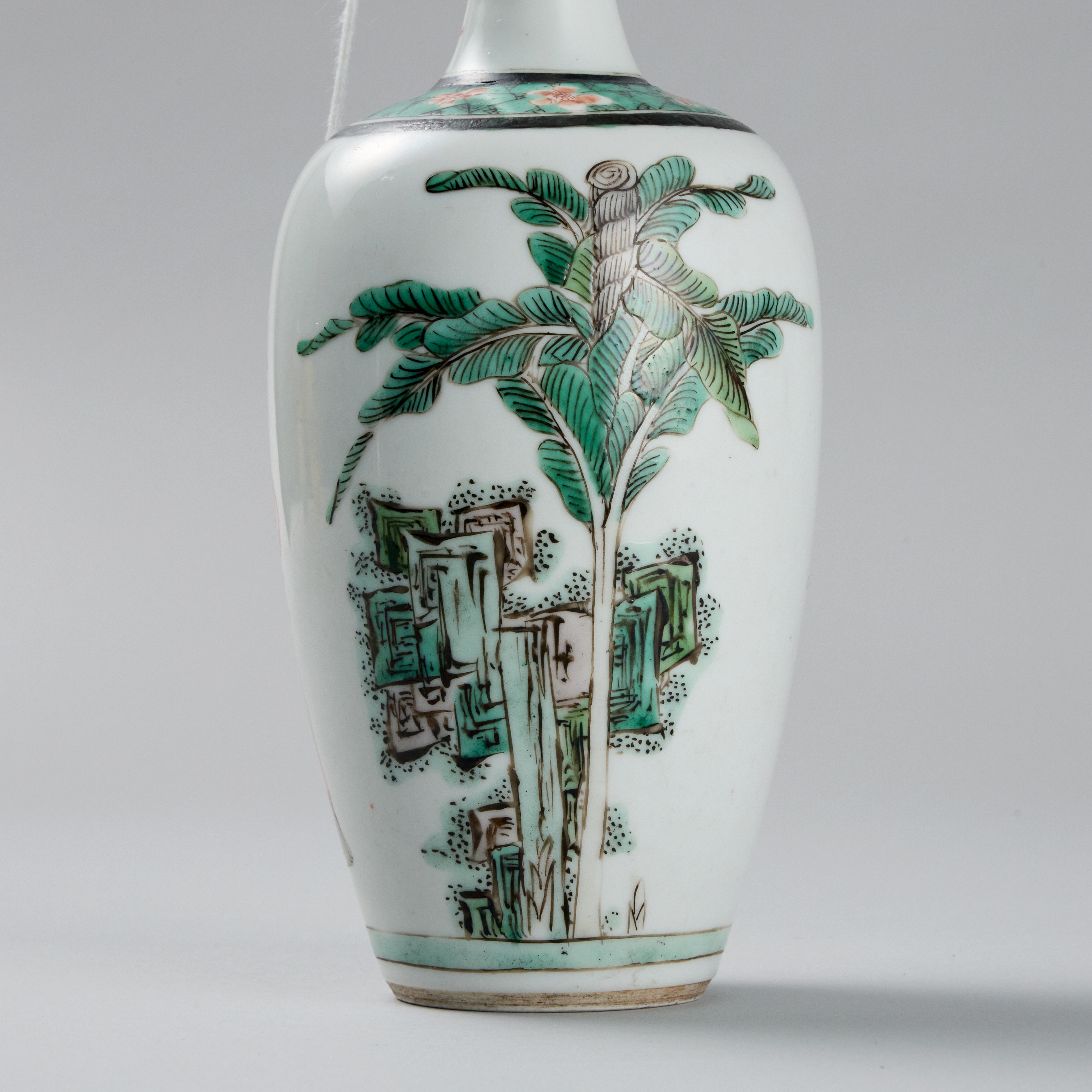 Lot1086 A FAMILLE VERTE FIGURAL VASE Kangxi (1661-1722)