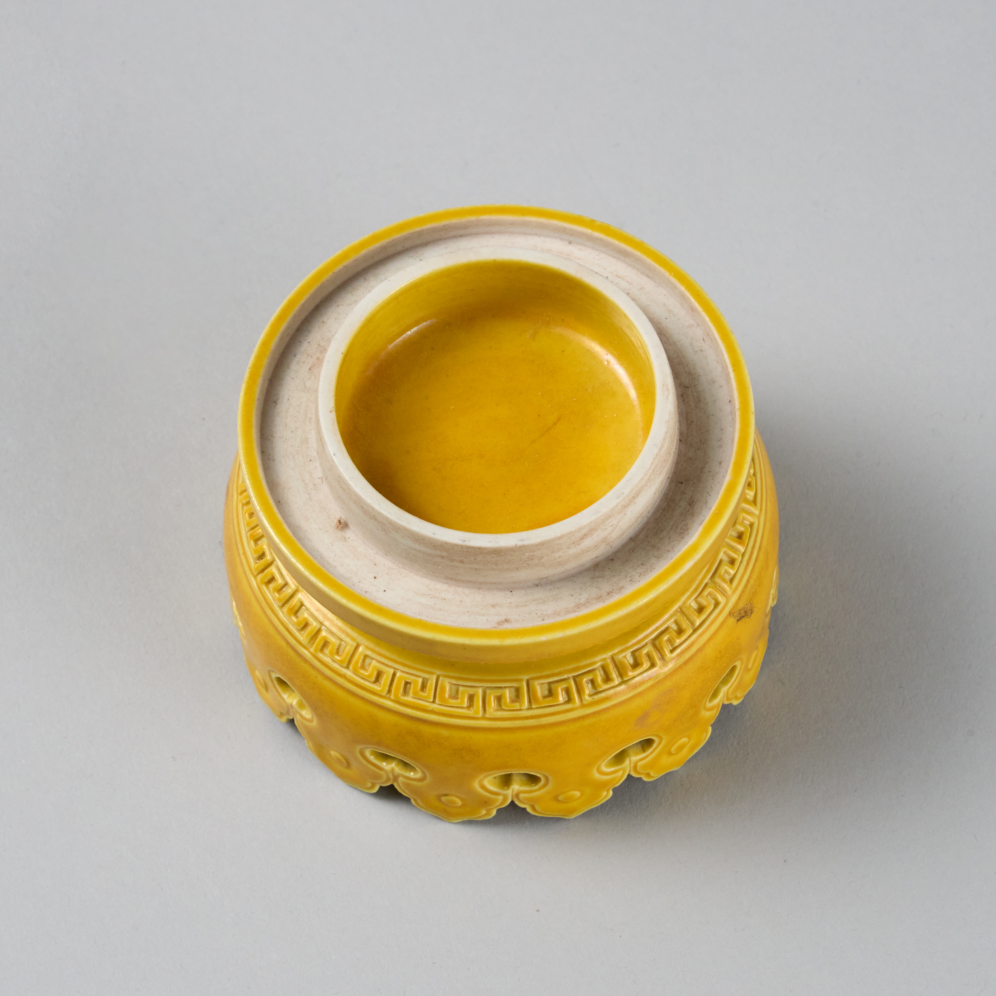 Lot1087 YELLOW-GLAZED SOFT PASTE CENSER China, 20th/21st century