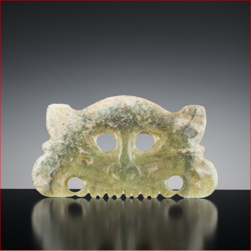 Lot2027 AN ARCHAISTIC HONGSHAN STYLE CELADON JADE TOOTHED ANIMAL MASK PENDANT( late Qing Dynasty 20세기초)