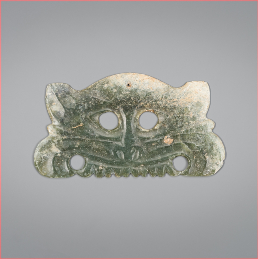 Lot2027 AN ARCHAISTIC HONGSHAN STYLE CELADON JADE TOOTHED ANIMAL MASK PENDANT( late Qing Dynasty 20세기초)